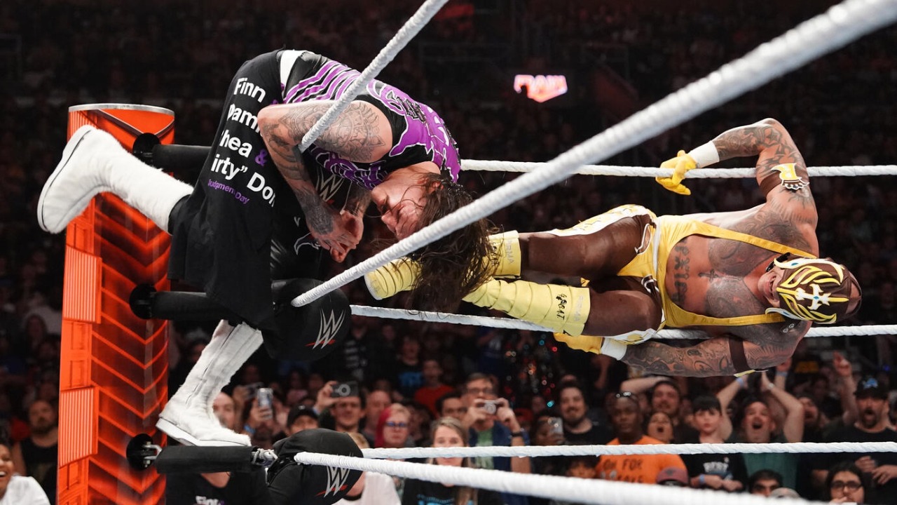 Rey Mysterio reacts to son Dominik Mysterio’s title loss on WWE Raw Rey Mysterio reacts to son Dominik Mysterio’s title loss on WWE Raw